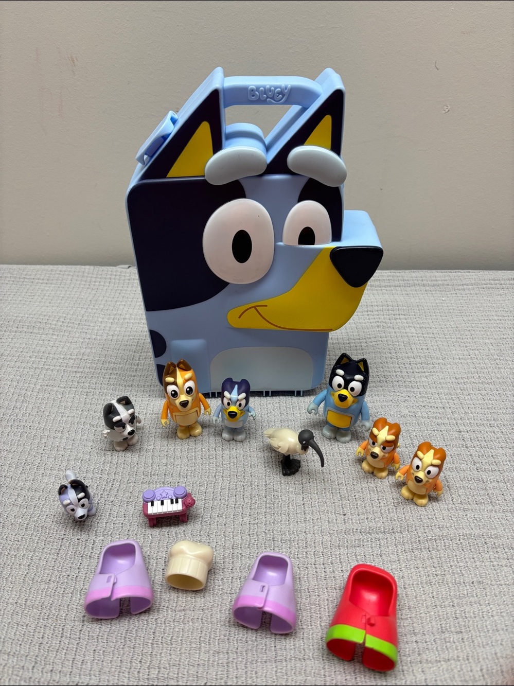 BLUEY'S ULTIMATE PLAY AND GO Playset CARRIER PLAYSET 8 figures 5 Accessories